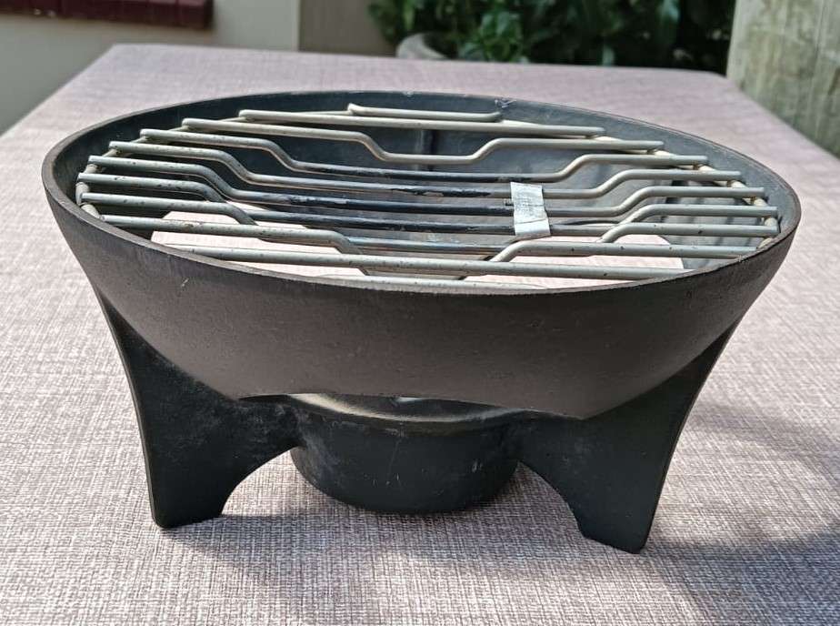 VINTAGE 1970S LE CREUSET FRANCE CAST IRON FONDUE STAND - GRILL IN TACT BUT NO BURNER