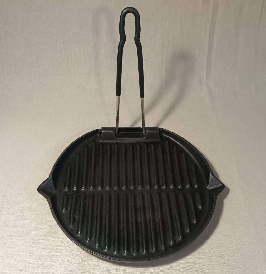 LE CREUSET FRANCE CAST IRON GRILL PAN WITH FOLDING HANDLE AND FAT POURING SPOUTS