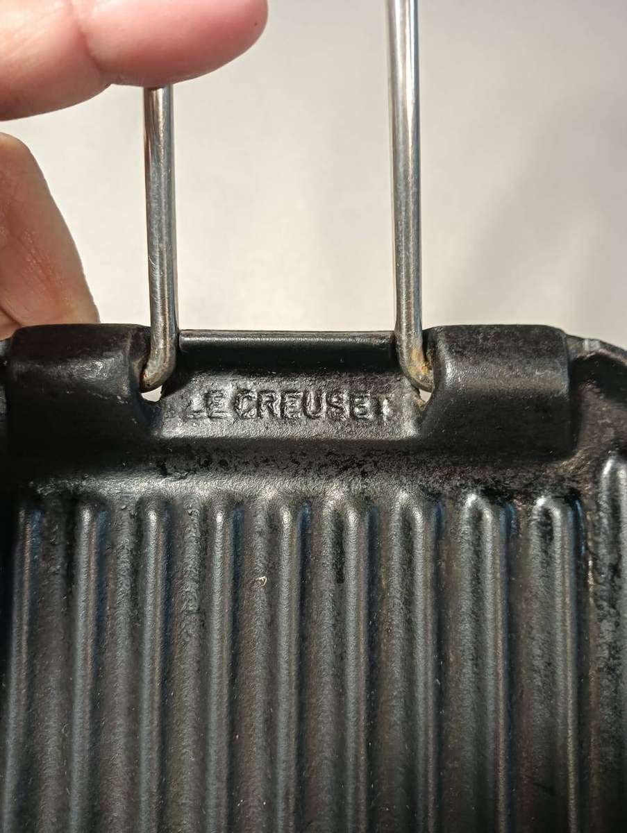LE CREUSET FRANCE CAST IRON GRILL PAN WITH FOLDING HANDLE AND FAT POURING SPOUTS