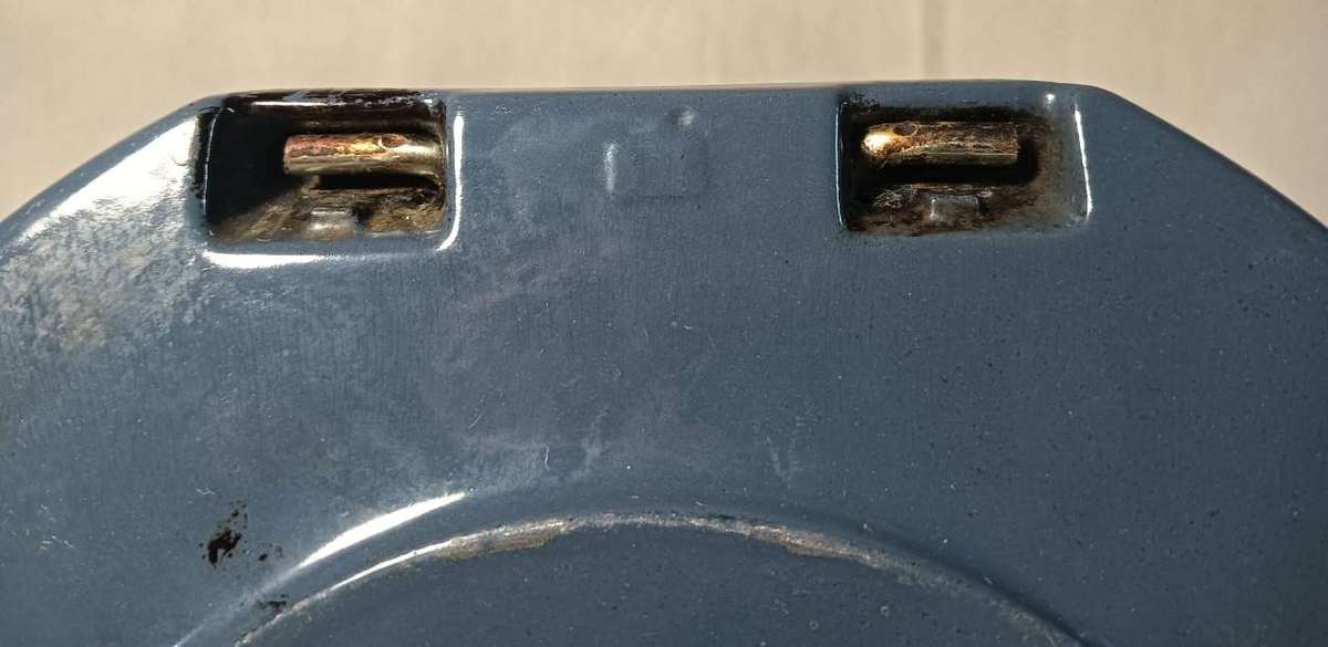 LE CREUSET FRANCE CAST IRON GRILL PAN WITH FOLDING HANDLE AND FAT POURING SPOUTS