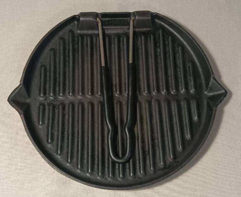 LE CREUSET FRANCE CAST IRON GRILL PAN WITH FOLDING HANDLE AND FAT POURING SPOUTS