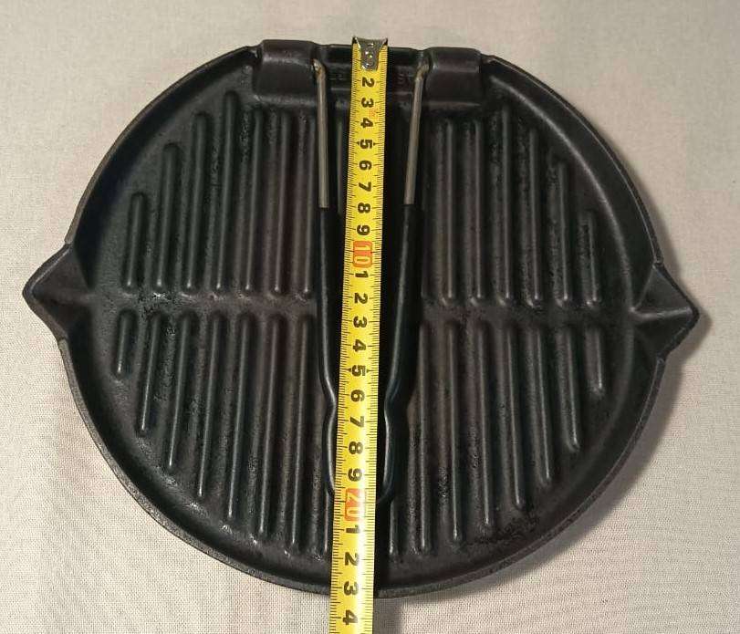 LE CREUSET FRANCE CAST IRON GRILL PAN WITH FOLDING HANDLE AND FAT POURING SPOUTS