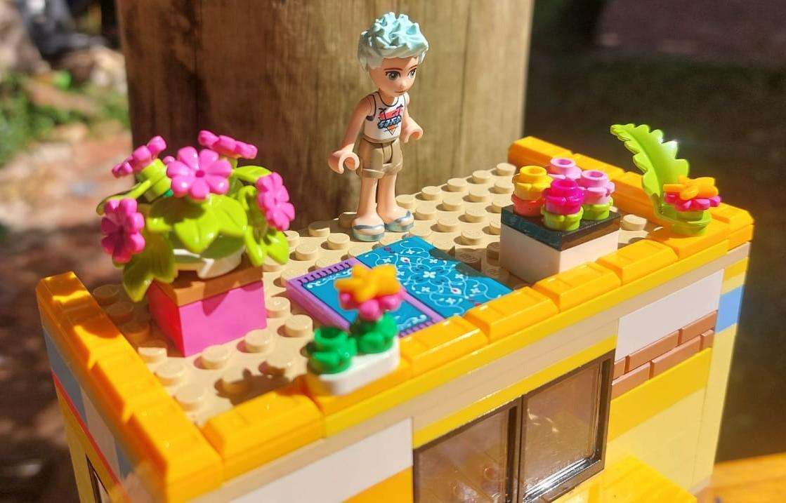 Lego Friends Downtown Flower and Design Store 41732 - Incomplete  4 Minifigures Included