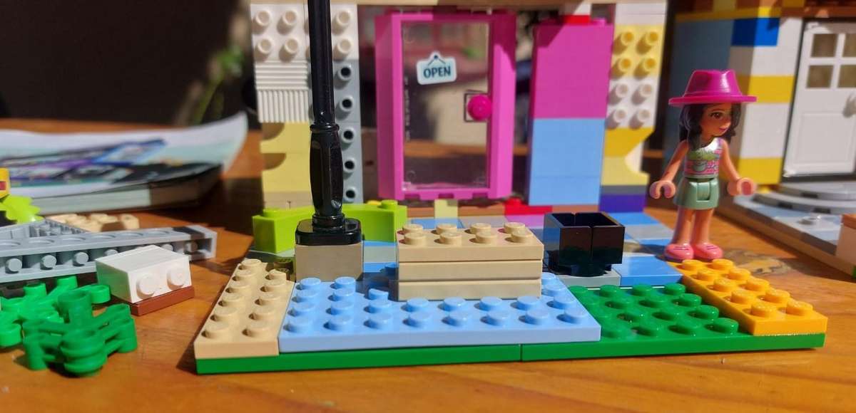 Lego Friends Downtown Flower and Design Store 41732 - Incomplete  4 Minifigures Included