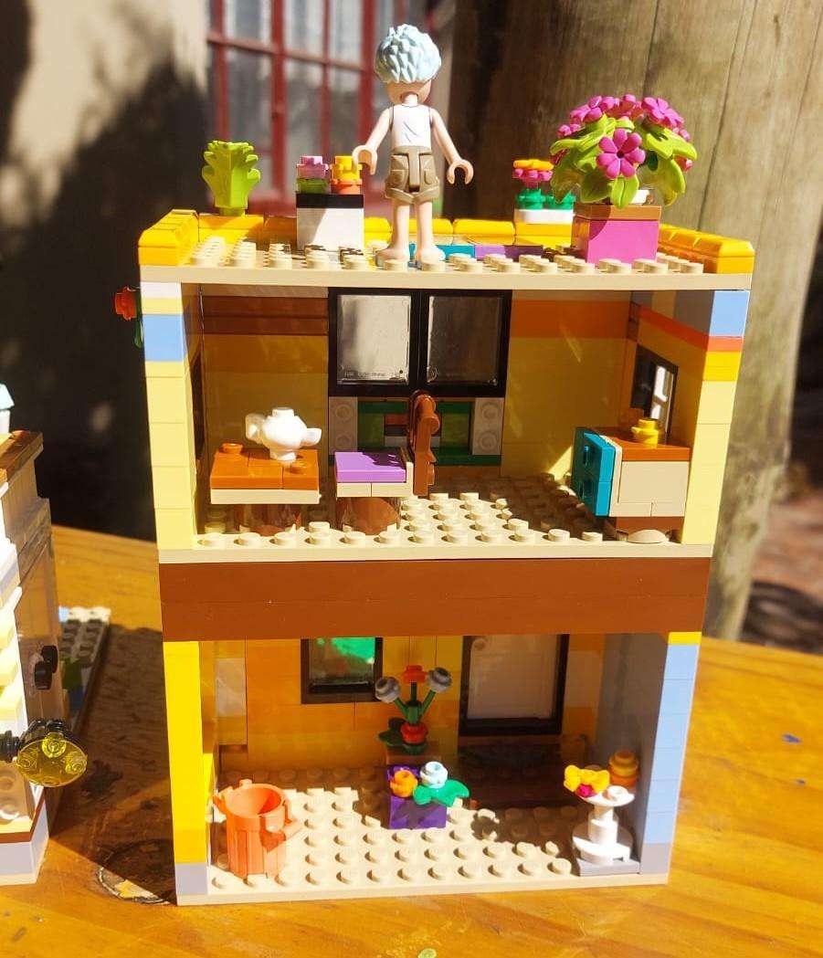 Lego Friends Downtown Flower and Design Store 41732 - Incomplete  4 Minifigures Included