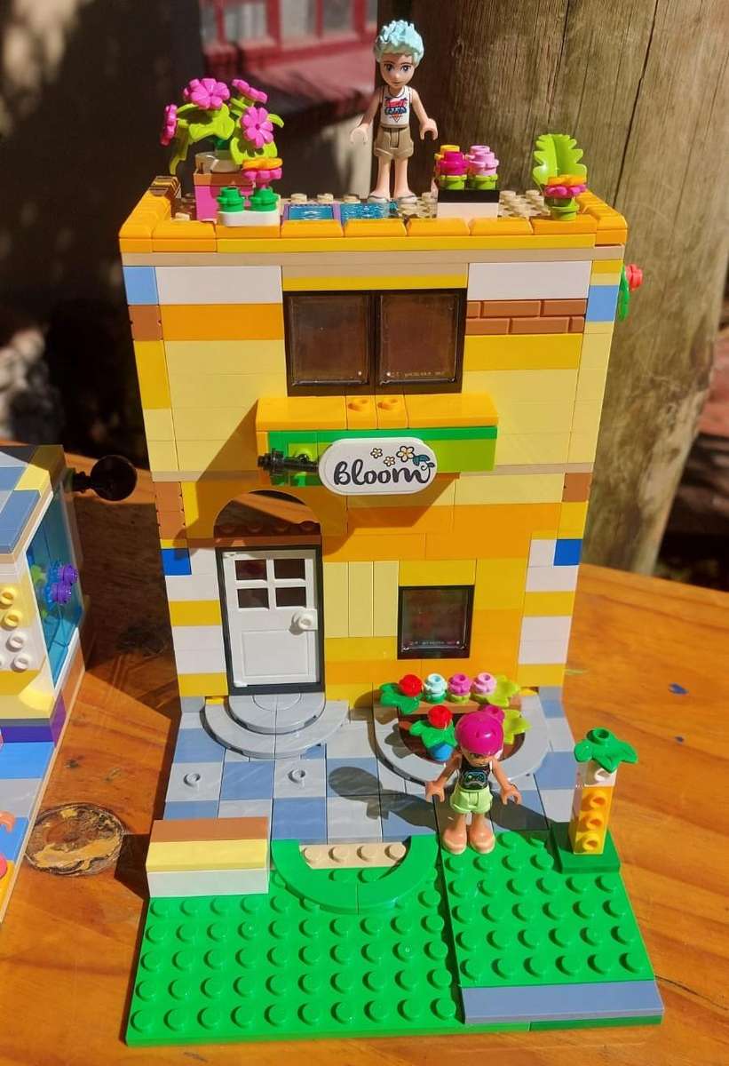 Lego Friends Downtown Flower and Design Store 41732 - Incomplete  4 Minifigures Included