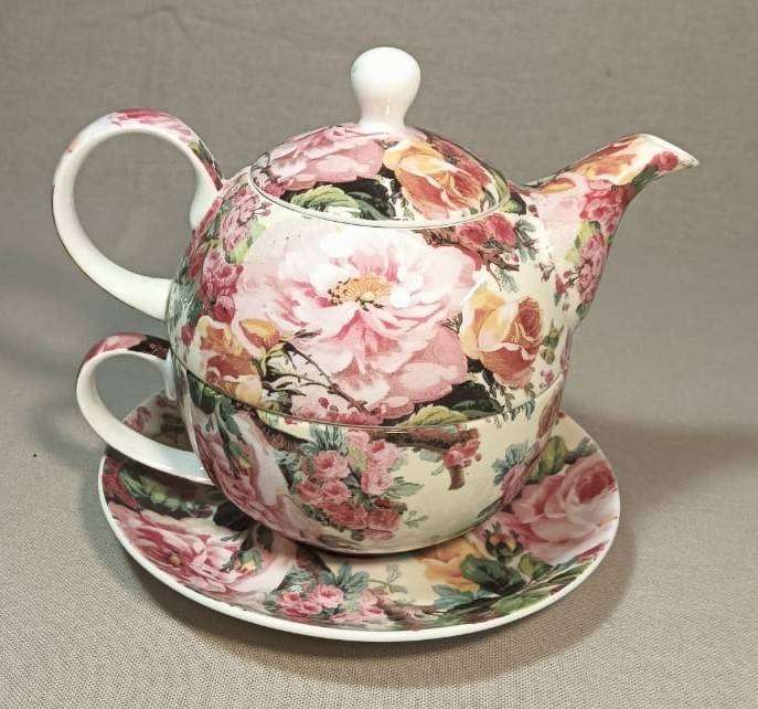 MAXWELL & WILLIAMS RAMBLING ROSE CHINTZ PATTERN 2002 TEASET FOR ONE IN GOOD CONDITION