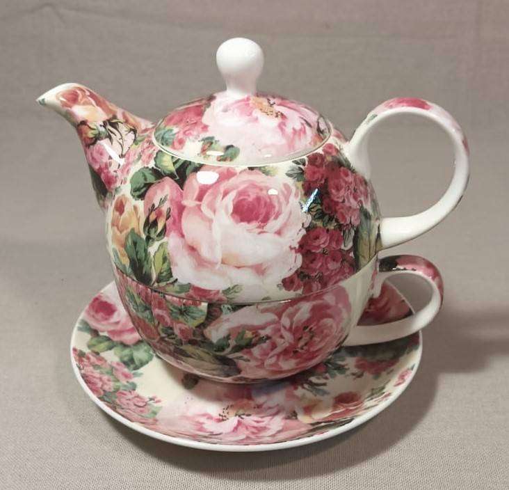 MAXWELL & WILLIAMS RAMBLING ROSE CHINTZ PATTERN 2002 TEASET FOR ONE IN GOOD CONDITION
