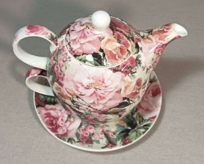 MAXWELL & WILLIAMS RAMBLING ROSE CHINTZ PATTERN 2002 TEASET FOR ONE IN GOOD CONDITION
