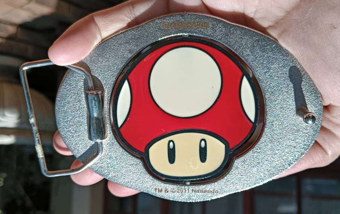 Super Mario Brothers Nintendo 2012 Reversible Spin Green 1-Up Red Super Mushroom Belt Buckle