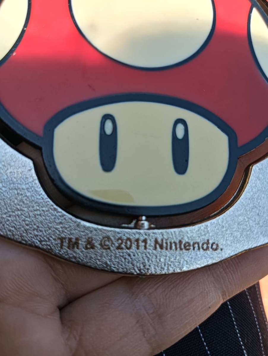 Super Mario Brothers Nintendo 2012 Reversible Spin Green 1-Up Red Super Mushroom Belt Buckle