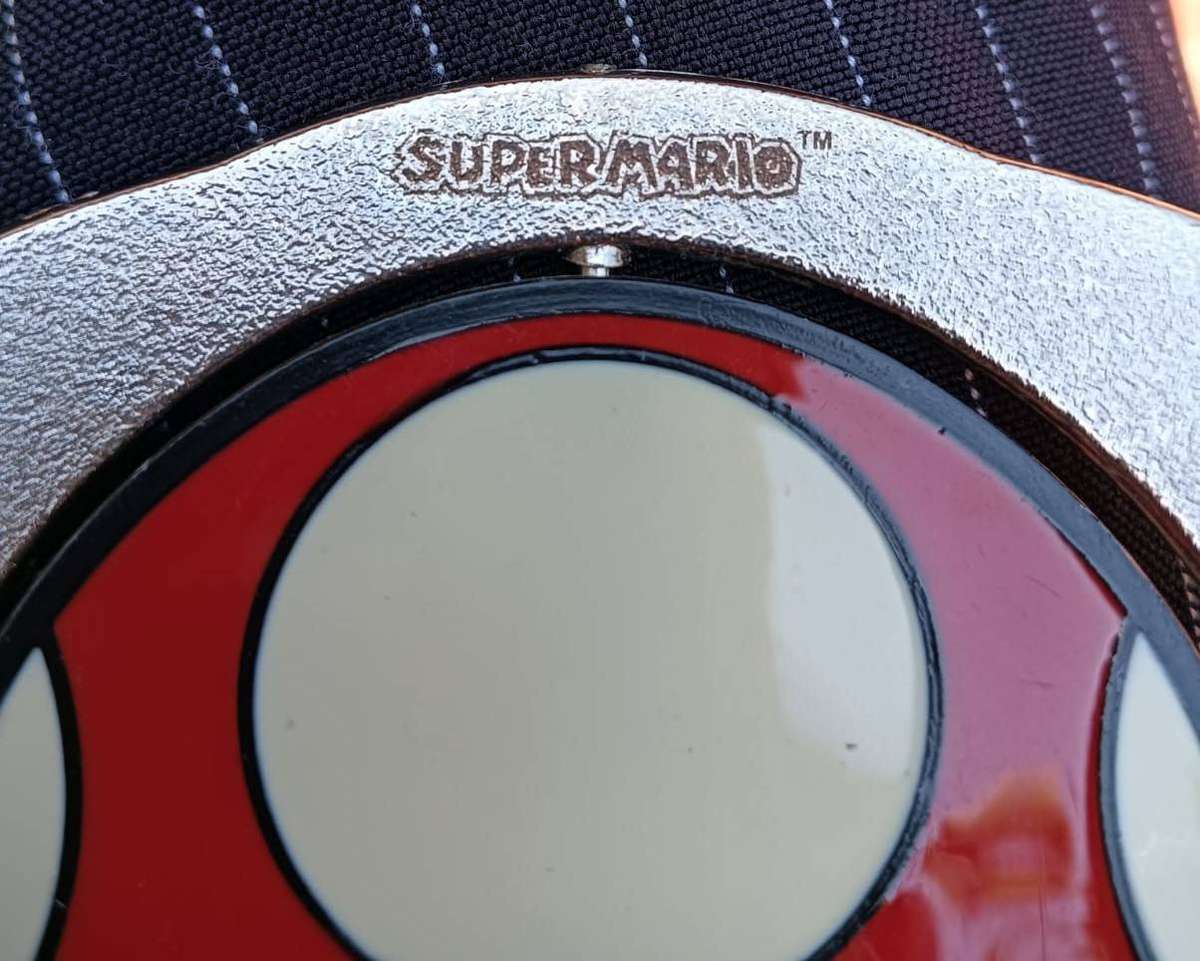 Super Mario Brothers Nintendo 2012 Reversible Spin Green 1-Up Red Super Mushroom Belt Buckle