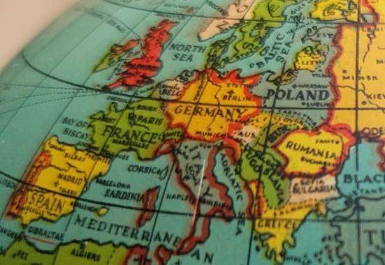 Rare 1940s Reliable Series Small Tin Globe Made in England Still In Very Good Condition