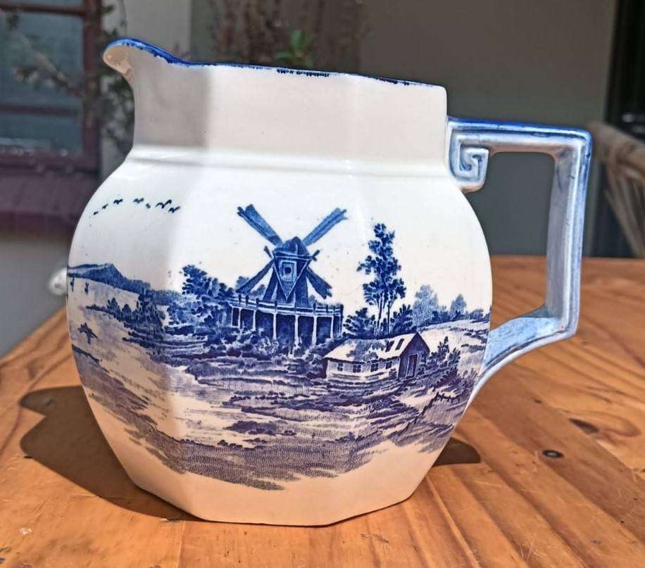 Antique 1920s Royal Doulton Blue and White Norfolk Pattern Octagonal Shaped Jug In Good Condition