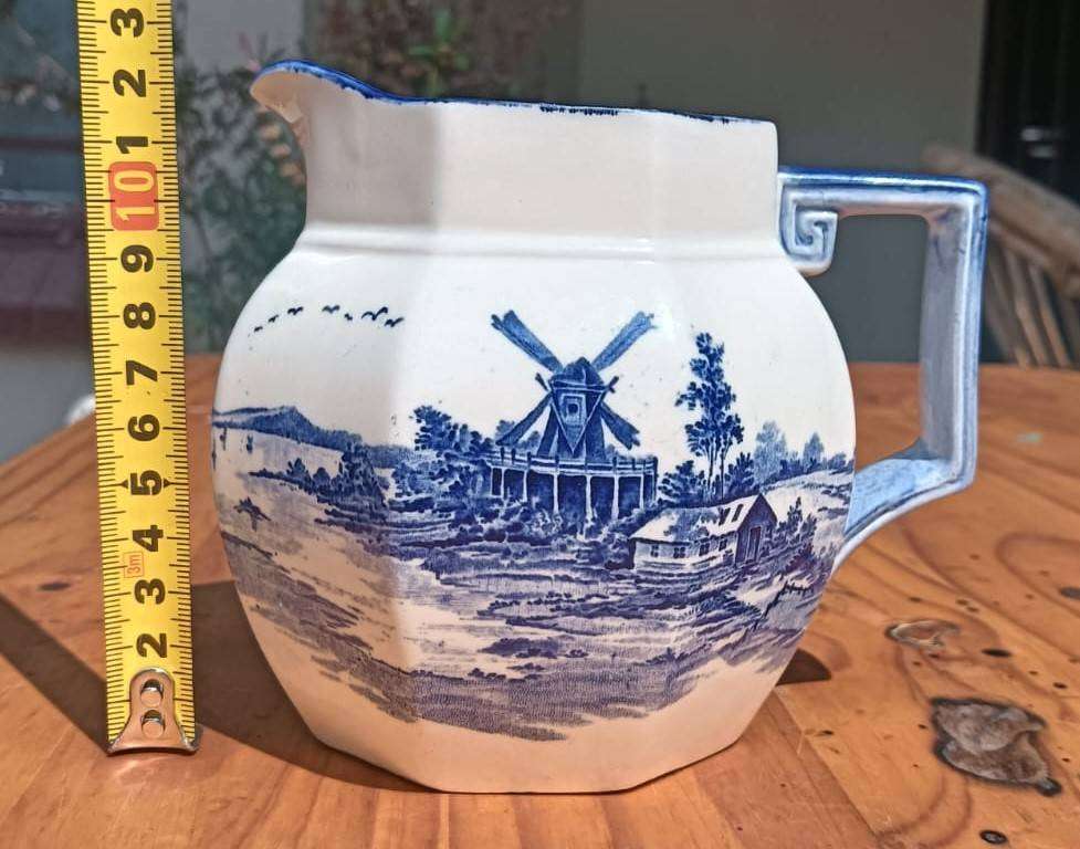 Antique 1920s Royal Doulton Blue and White Norfolk Pattern Octagonal Shaped Jug In Good Condition