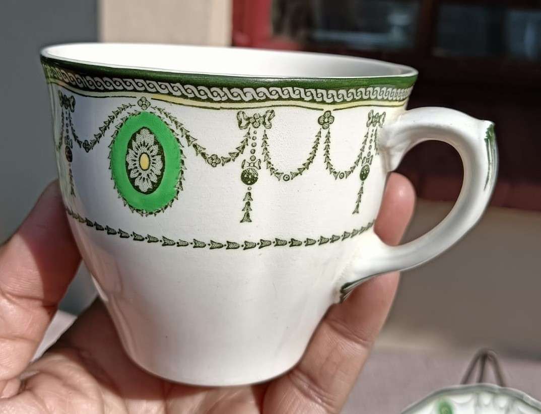 HARD TO FIND ROYAL DOULTON OLD COUNTESS PATTERN TRIOS PLUS SUGAR BOWL CIRCA 1930-1960.