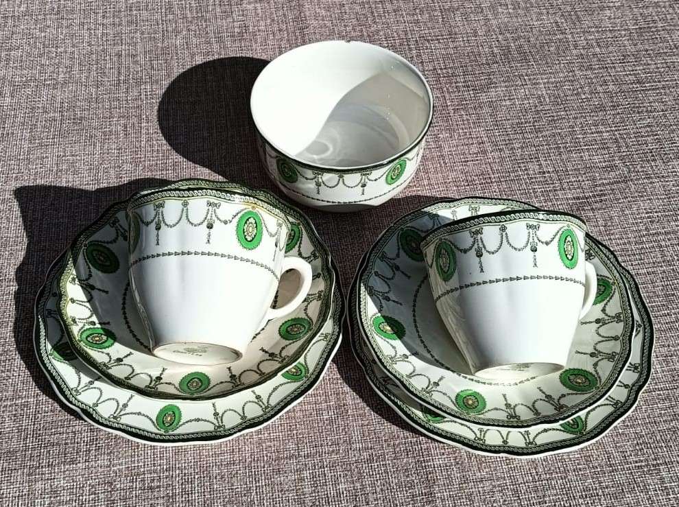 HARD TO FIND ROYAL DOULTON OLD COUNTESS PATTERN TRIOS PLUS SUGAR BOWL CIRCA 1930-1960.