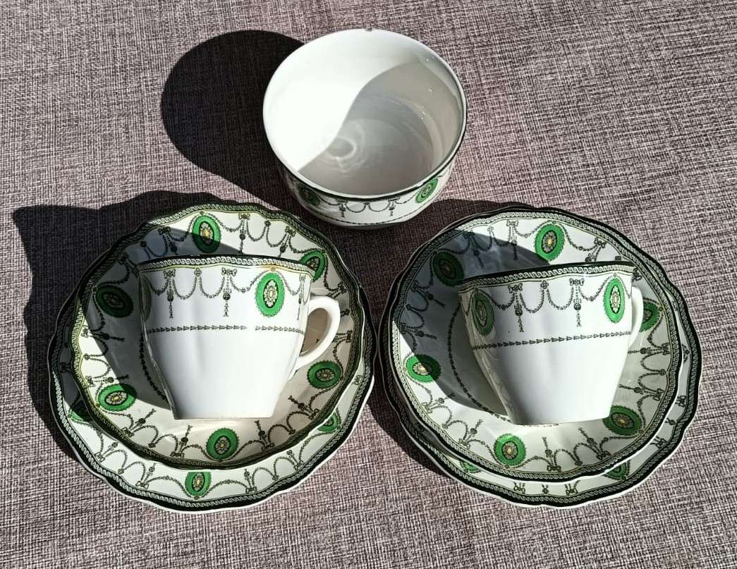 HARD TO FIND ROYAL DOULTON OLD COUNTESS PATTERN TRIOS PLUS SUGAR BOWL CIRCA 1930-1960.