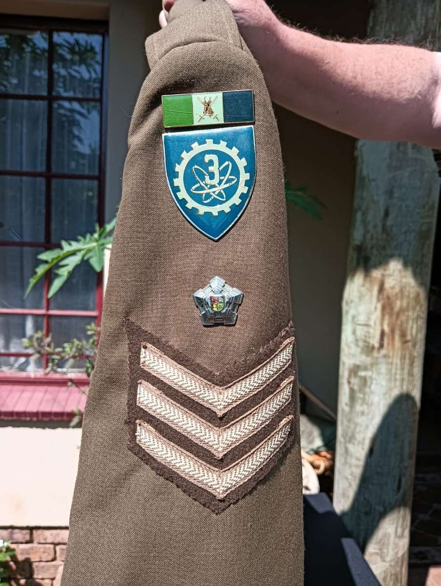 SADF 1980 SIGNALS CORPS STAFF SERGEANT JACKET SIZE L - IN GOOD CONDITION - ALL INSIGNIA AND BUTTONS