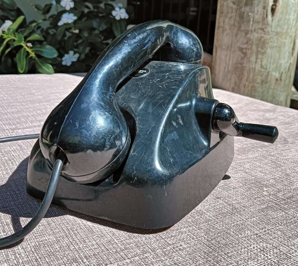 AN ICONIC VINTAGE 1959 SIEMENS BROTHERS HAND CRANK TELEPHONE