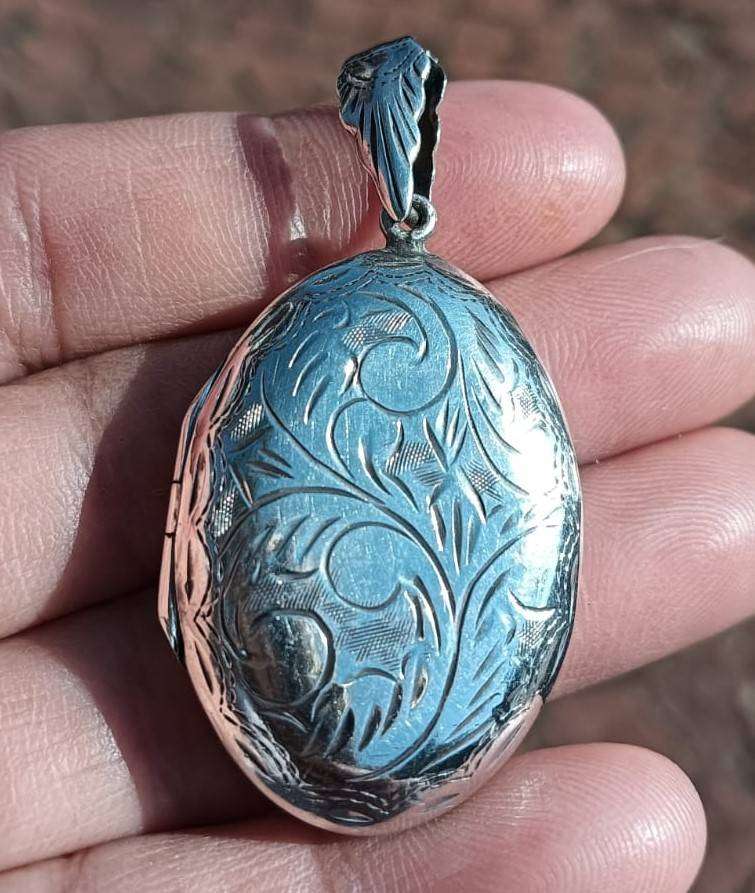 Sterling Silver Hinged Photo Locket Pendant with Floral Engravings 12.74g
