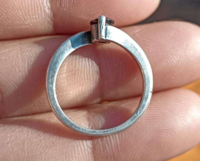 Sterling Silver Ring with Red Gemstone (Looks Garnet but not Tested)  Weight 2.93g