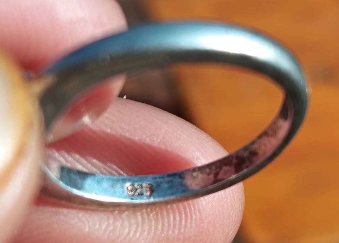 Sterling Silver Ring with Red Gemstone (Looks Garnet but not Tested)  Weight 2.93g