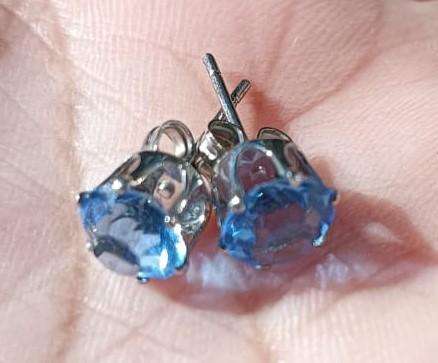 Stylish Pair of Sterling Silver and Round Blue Rhinestone Stud Earrings 1.0g