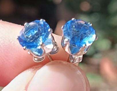 Stylish Pair of Sterling Silver and Round Blue Rhinestone Stud Earrings 1.0g