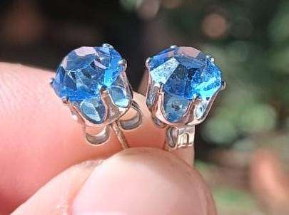 Stylish Pair of Sterling Silver and Round Blue Rhinestone Stud Earrings 1.0g