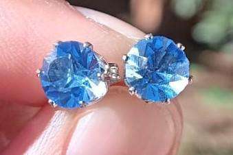 Stylish Pair of Sterling Silver and Round Blue Rhinestone Stud Earrings 1.0g