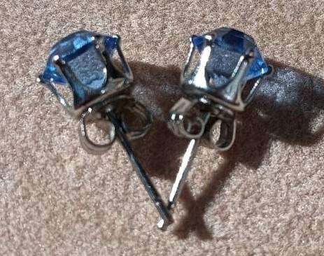 Stylish Pair of Sterling Silver and Round Blue Rhinestone Stud Earrings 1.0g