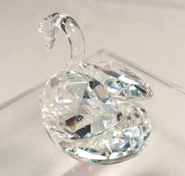 GRACEFUL SWAROVSKI CLEAR CHRYSTAL SWAN WITH SWAROVSKI VINTAGE (CIRCA 1976-1988) S IN C SQUARE LOGO