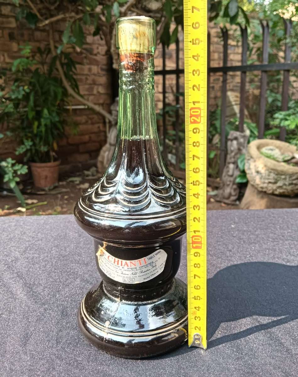 Vintage 1970s Sealed Chianti Italian Red Wine Bottle 750ml Genie Shaped Cevin Green Glass No 1 of 2