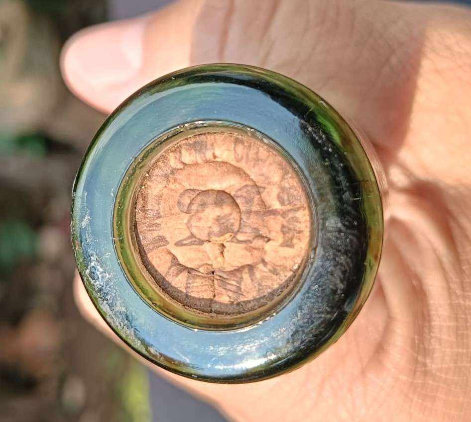 Vintage 1970s Sealed Chianti Italian Red Wine Bottle 750ml Genie Shaped Cevin Green Glass No 1 of 2