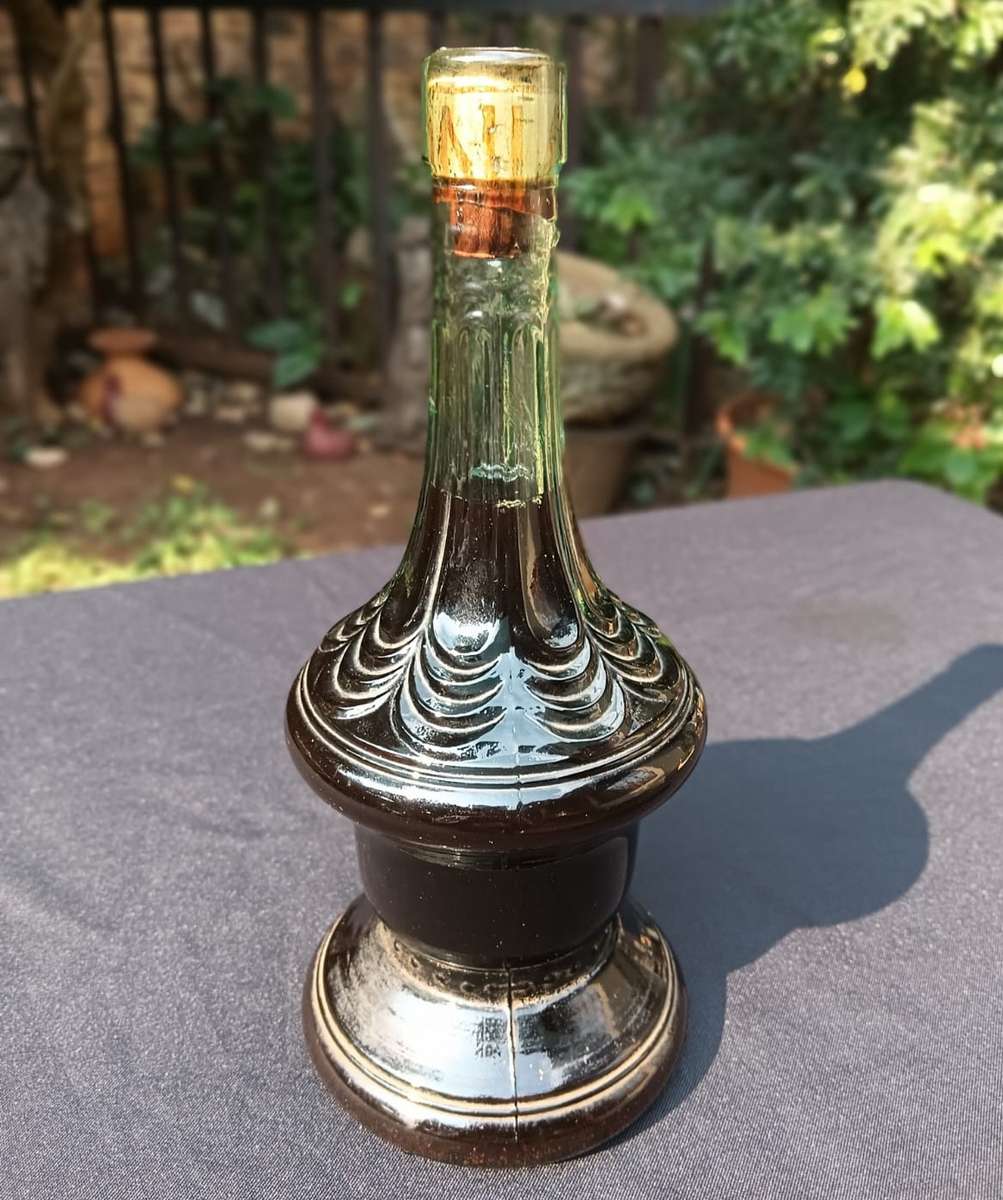 Vintage 1970s Sealed Chianti Italian Red Wine Bottle 750ml Genie Shaped Cevin Green Glass No 1 of 2