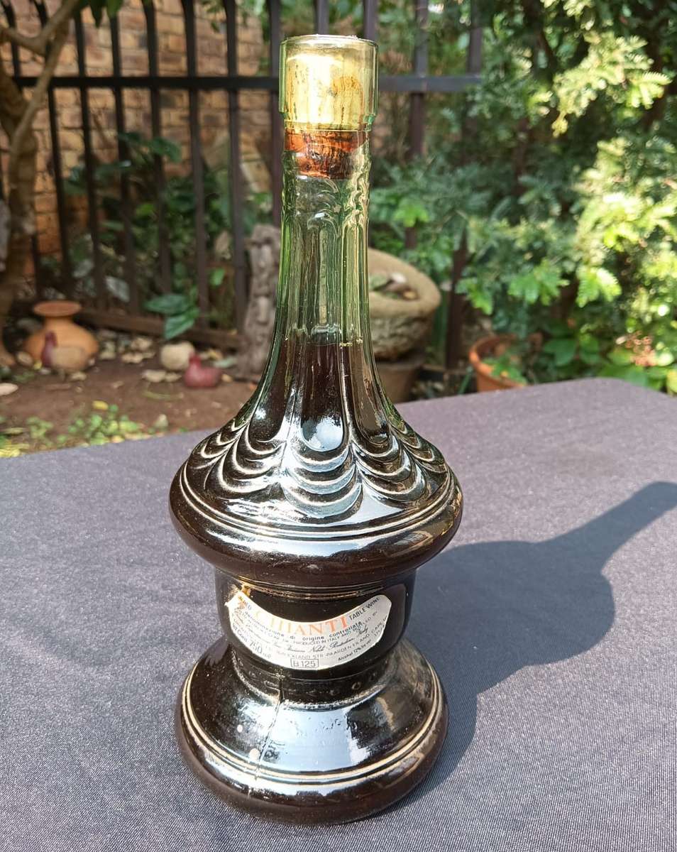 Vintage 1970s Sealed Chianti Italian Red Wine Bottle 750ml Genie Shaped Cevin Green Glass No 1 of 2