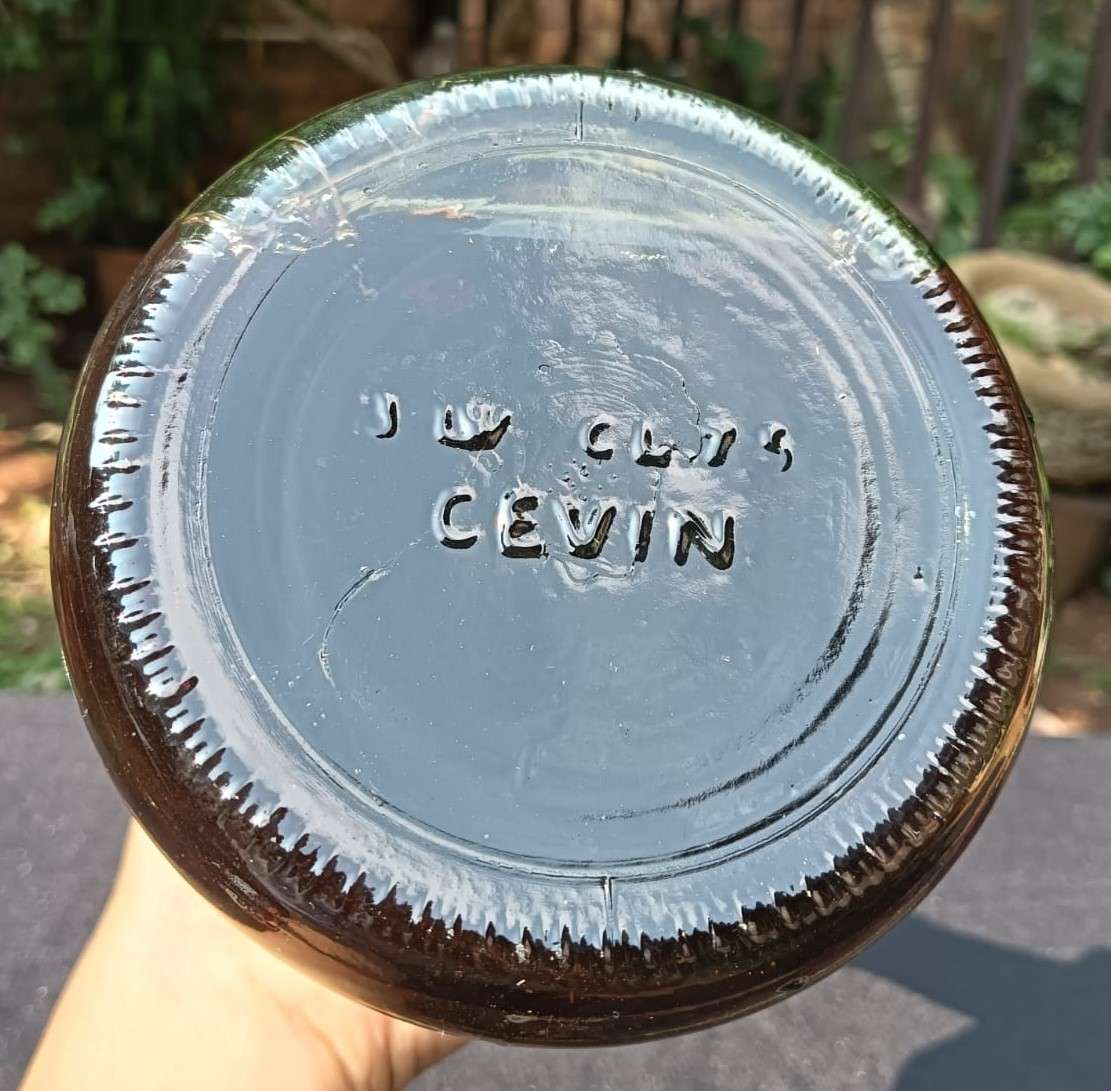 Vintage 1970s Sealed Chianti Italian Red Wine Bottle 750ml Genie Shaped Cevin Green Glass No 1 of 2