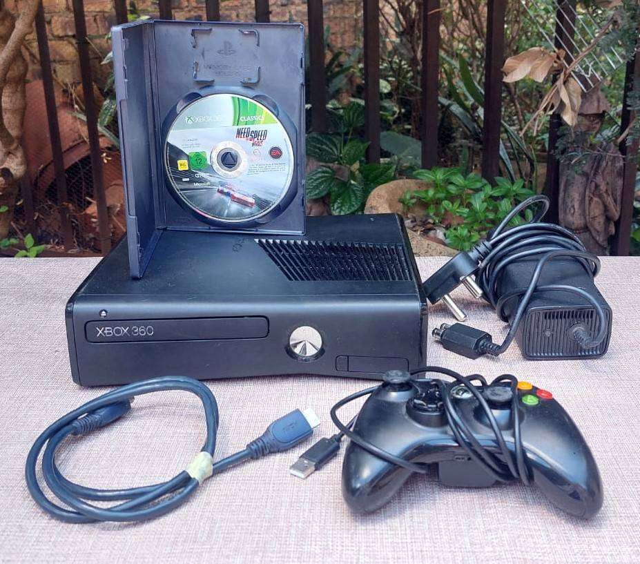 Xbox 360 Slim (Model S) Console with 1 Controller and 1 Game  250GB HD - In Good Working Condition