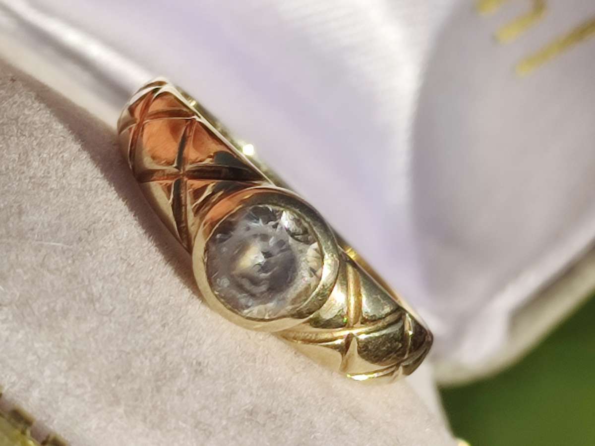 9ct Gold Vintage Designer Band Solitaire Ring