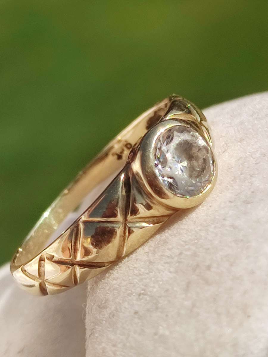 9ct Gold Vintage Designer Band Solitaire Ring