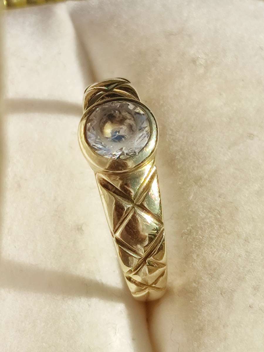 9ct Gold Vintage Designer Band Solitaire Ring