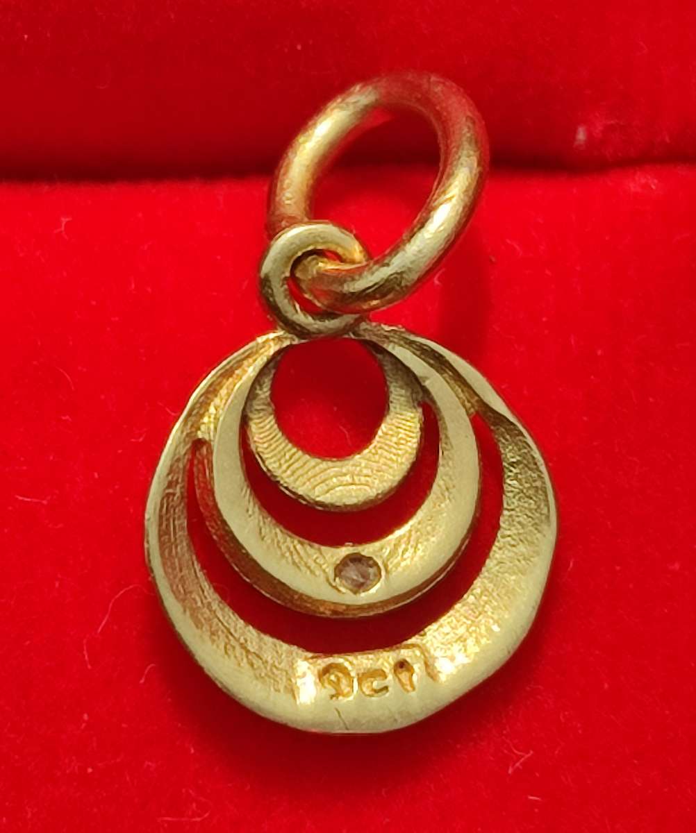 9ct Gold Single Diamond Pendant