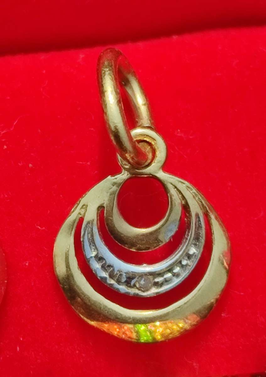 9ct Gold Single Diamond Pendant