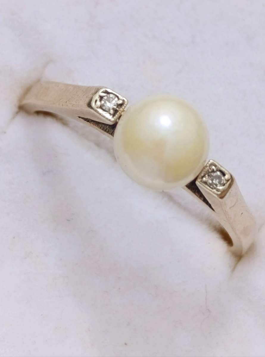 9ct Gold Vintage Diamond Pearl Ring