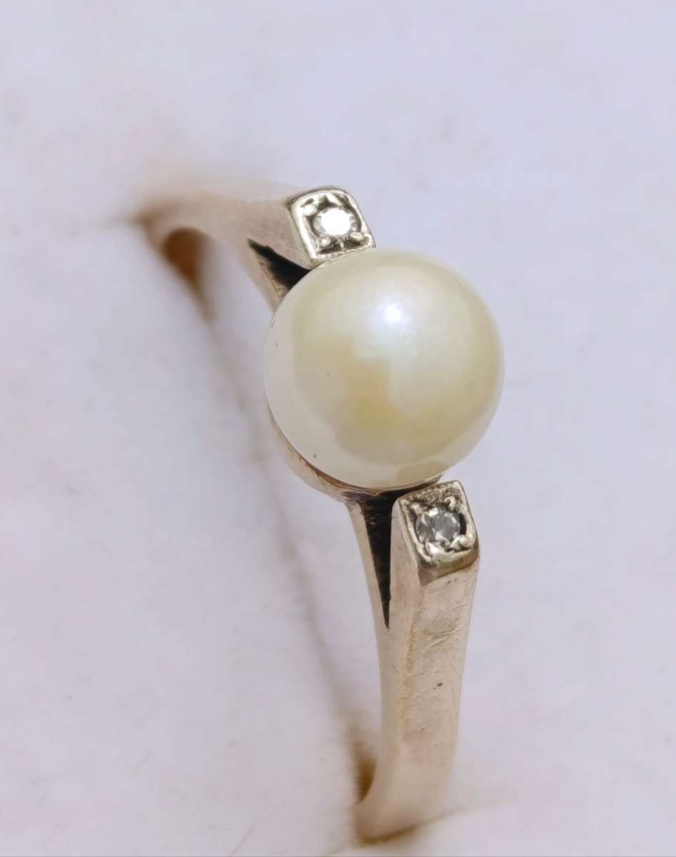 9ct Gold Vintage Diamond Pearl Ring