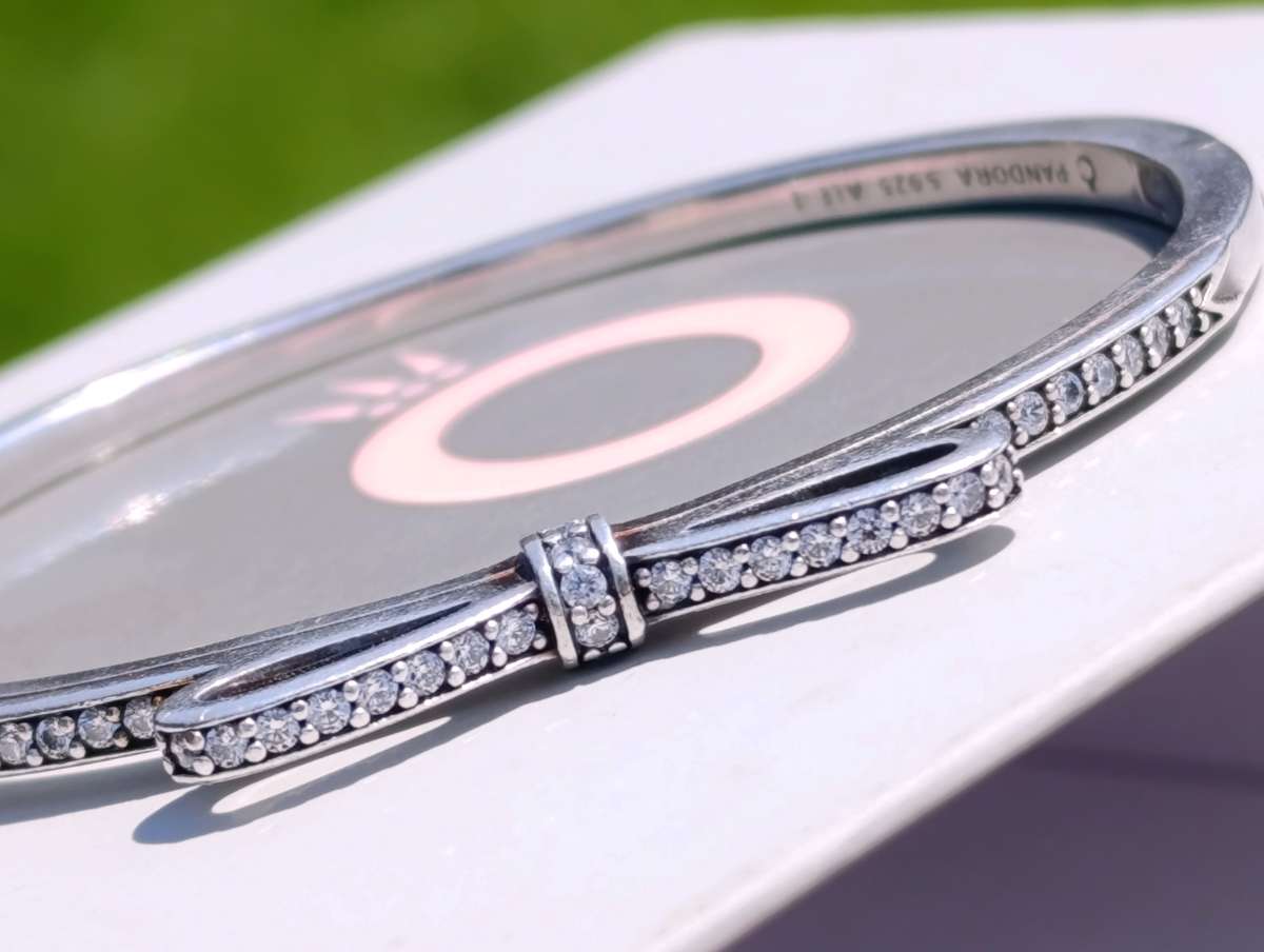 Pandora Sparkling Bow Bangle