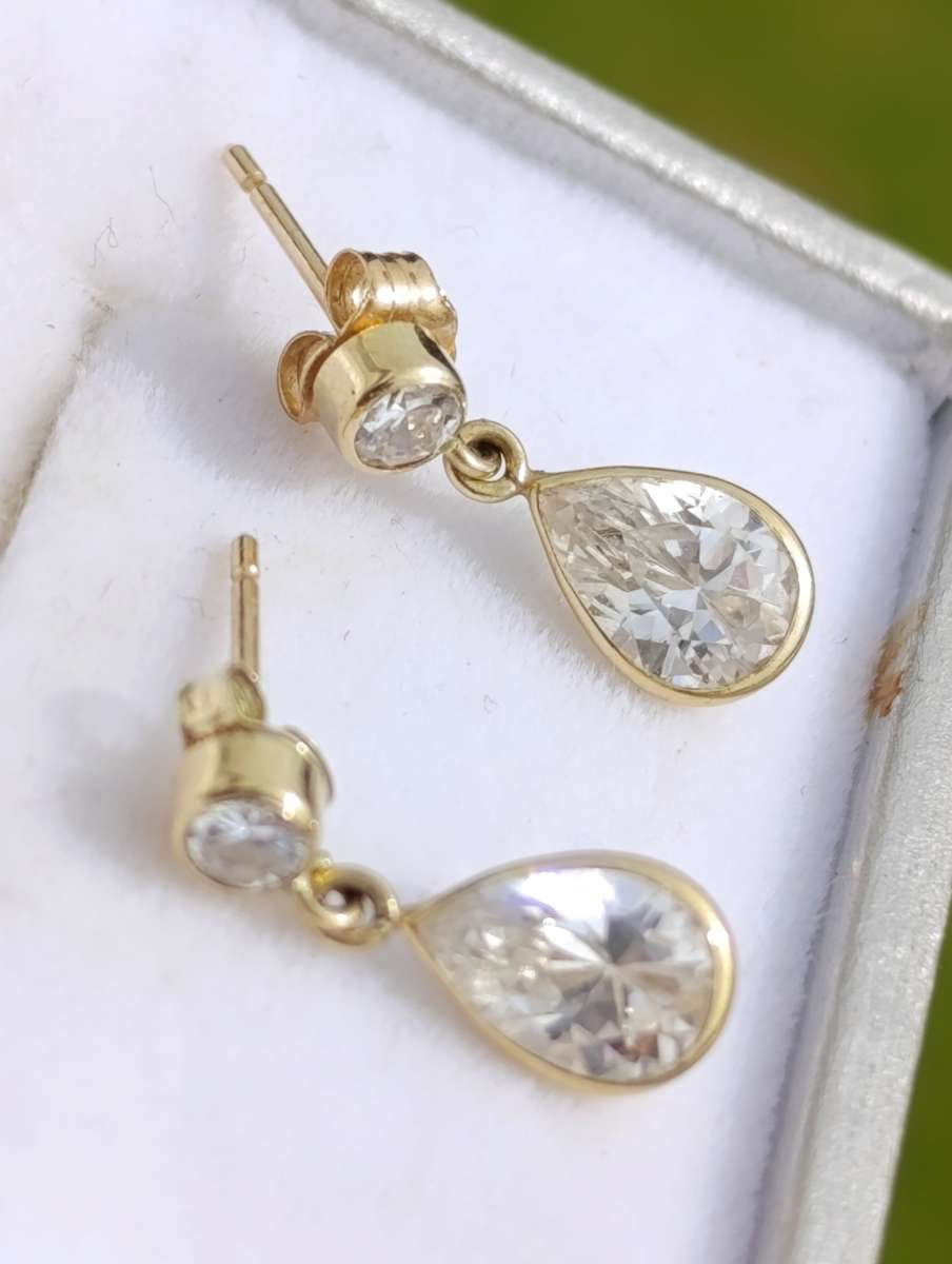 9ct Gold Teardrop Stud Earrings