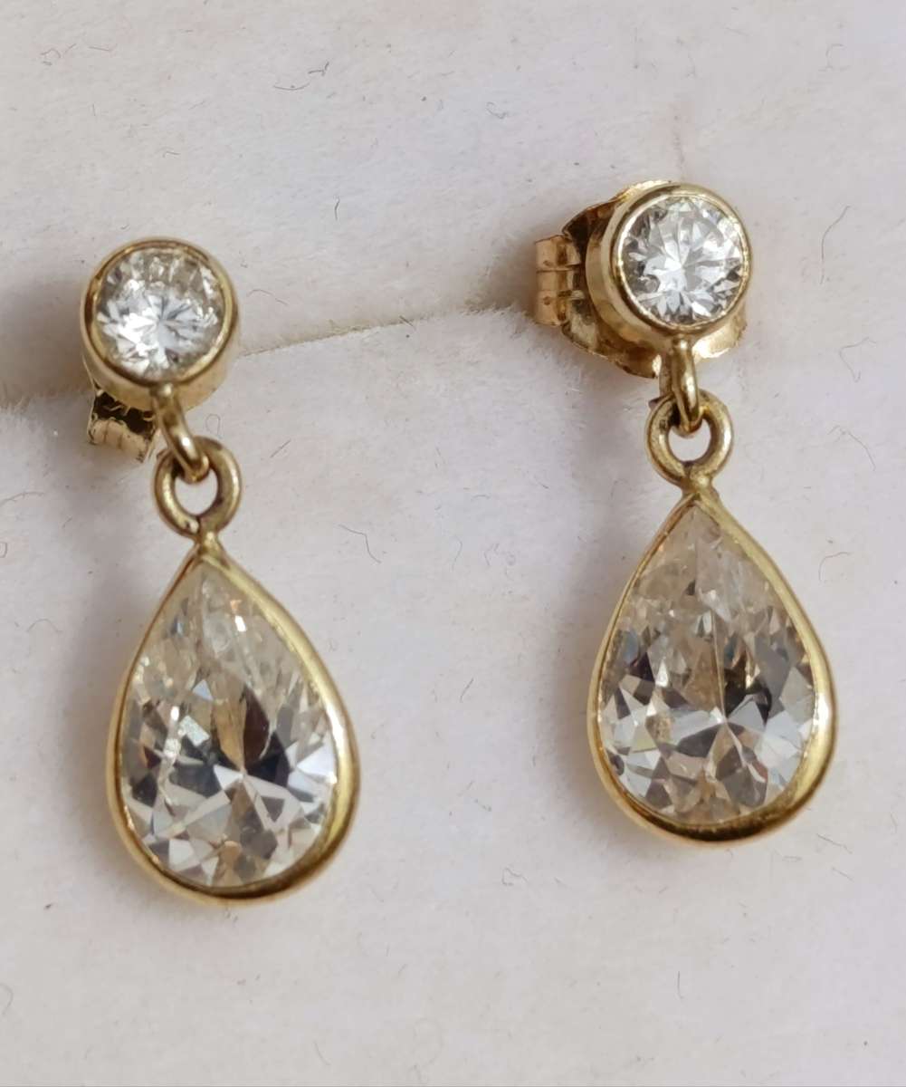 9ct Gold Teardrop Stud Earrings