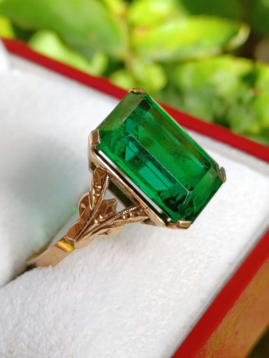 9ct Gold Vintage Green Stone Ring